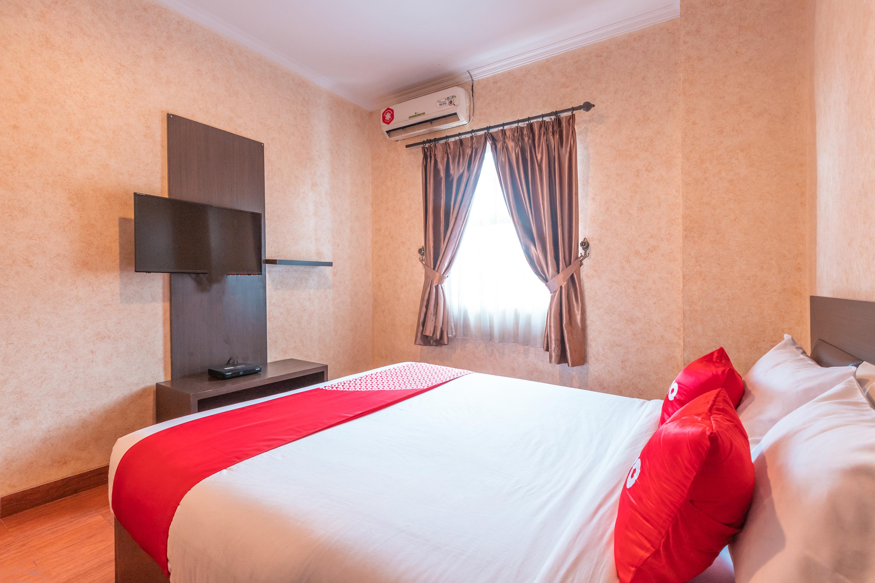 Vaccinated Staff - Oyo Flagship 2131 Hotel Binong Tangerang Exteriör bild