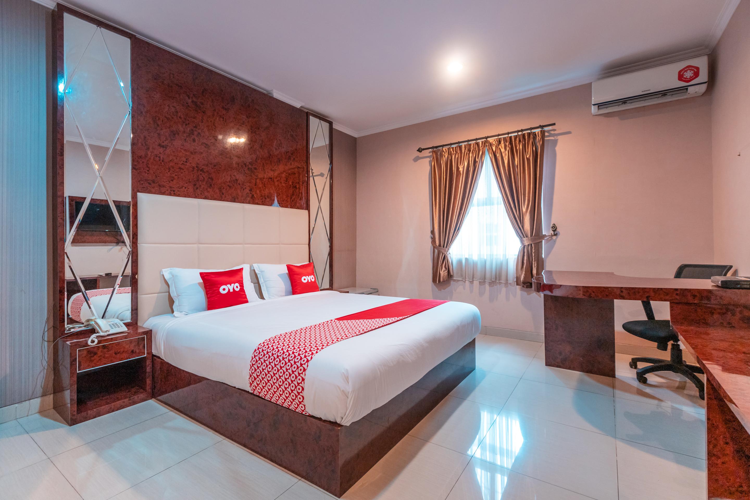 Vaccinated Staff - Oyo Flagship 2131 Hotel Binong Tangerang Exteriör bild