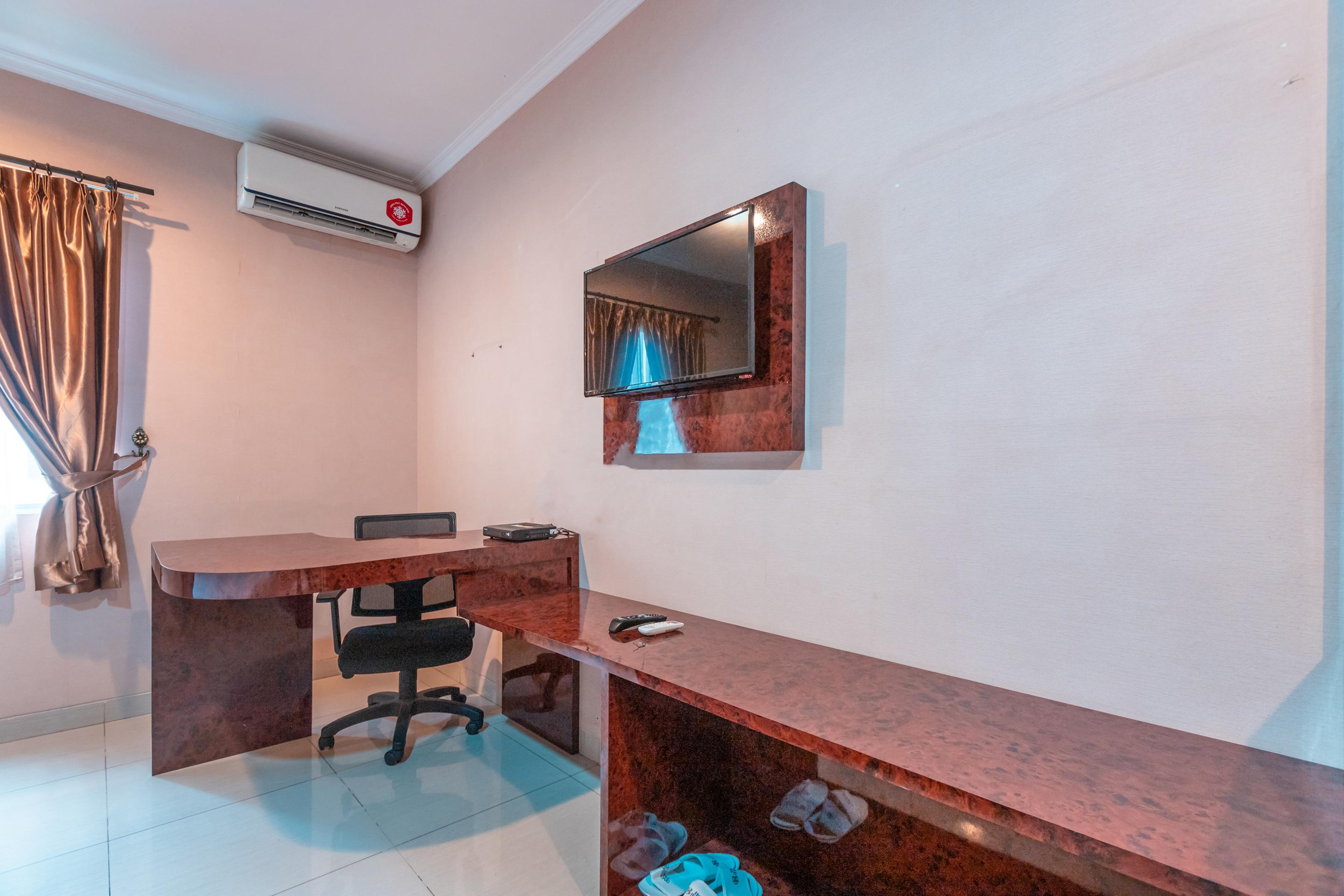 Vaccinated Staff - Oyo Flagship 2131 Hotel Binong Tangerang Exteriör bild