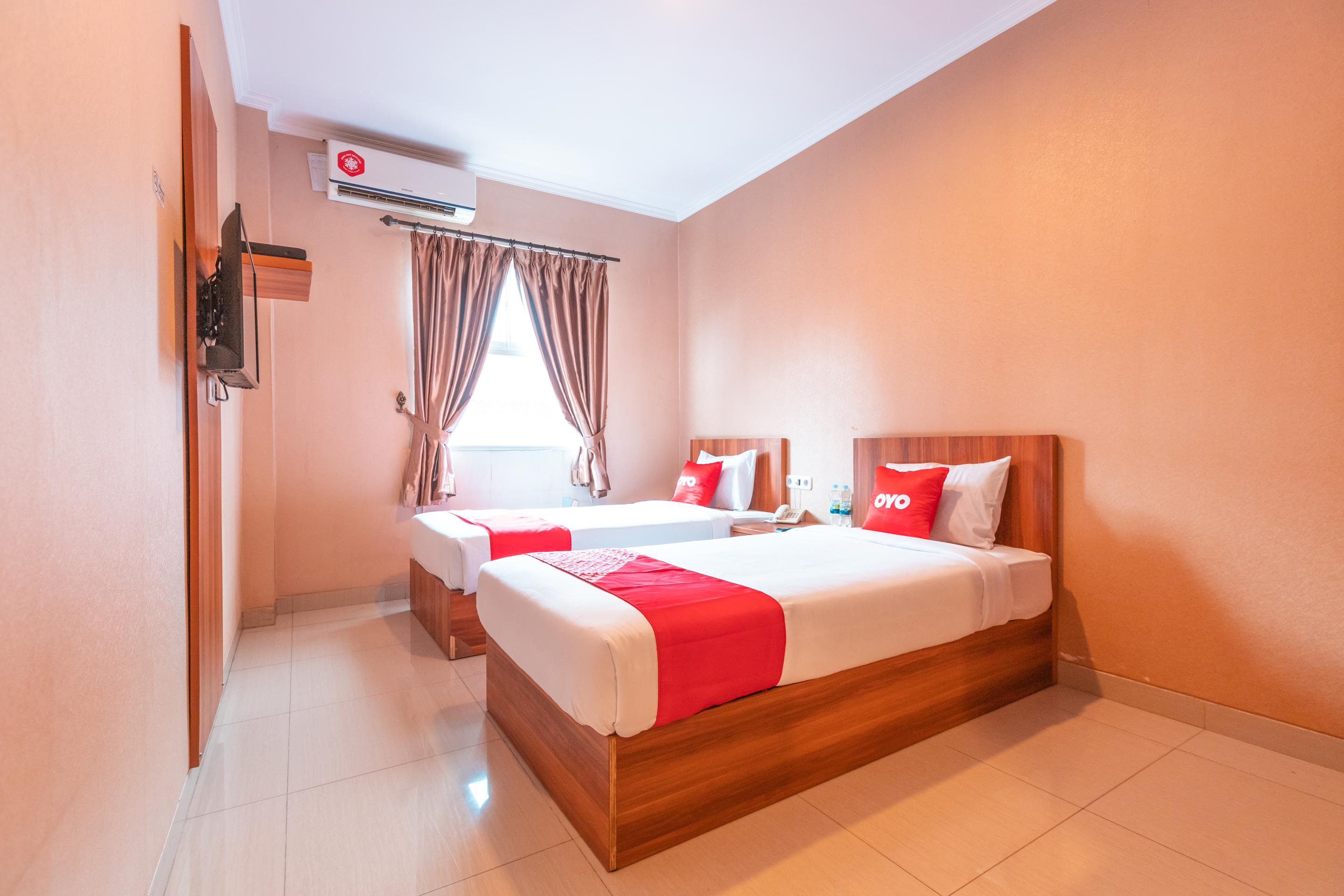 Vaccinated Staff - Oyo Flagship 2131 Hotel Binong Tangerang Exteriör bild