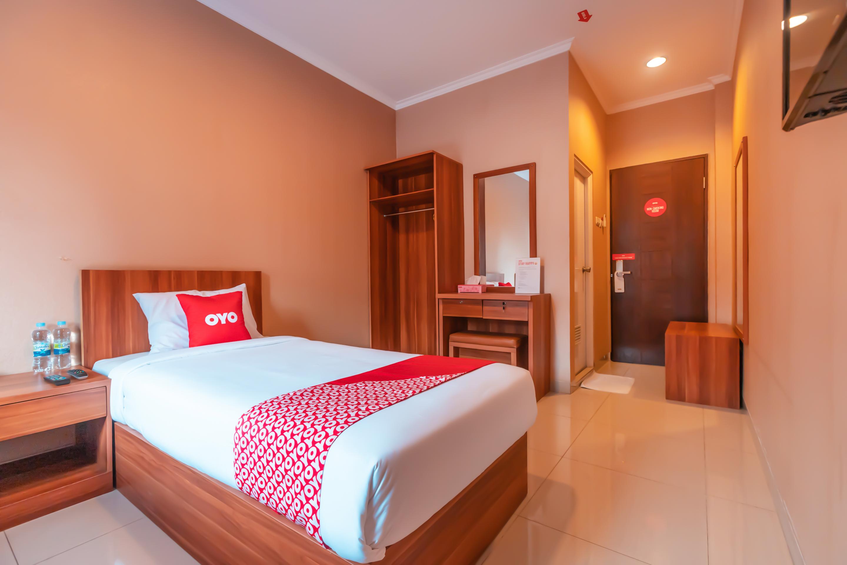 Vaccinated Staff - Oyo Flagship 2131 Hotel Binong Tangerang Exteriör bild