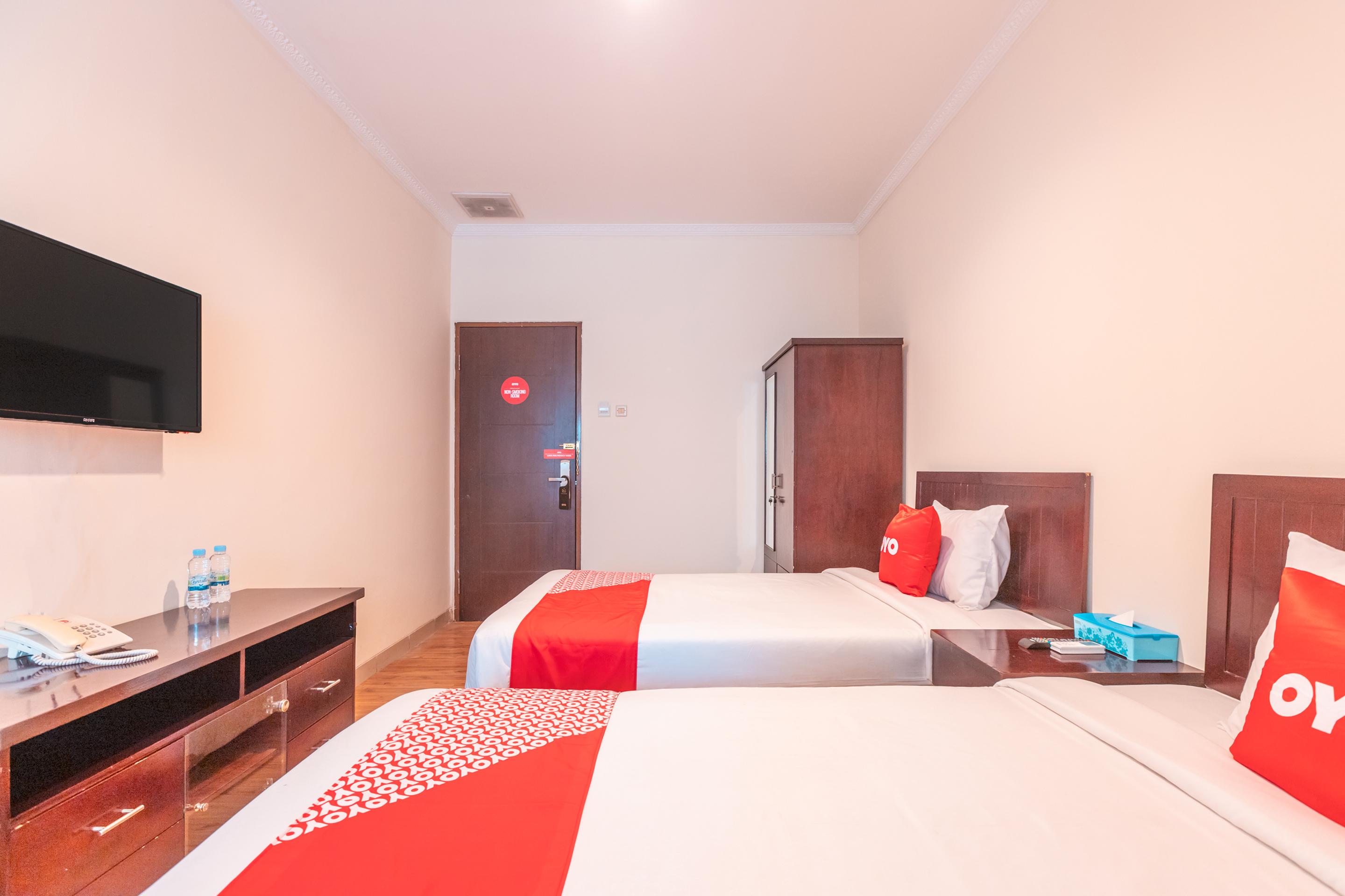 Vaccinated Staff - Oyo Flagship 2131 Hotel Binong Tangerang Exteriör bild